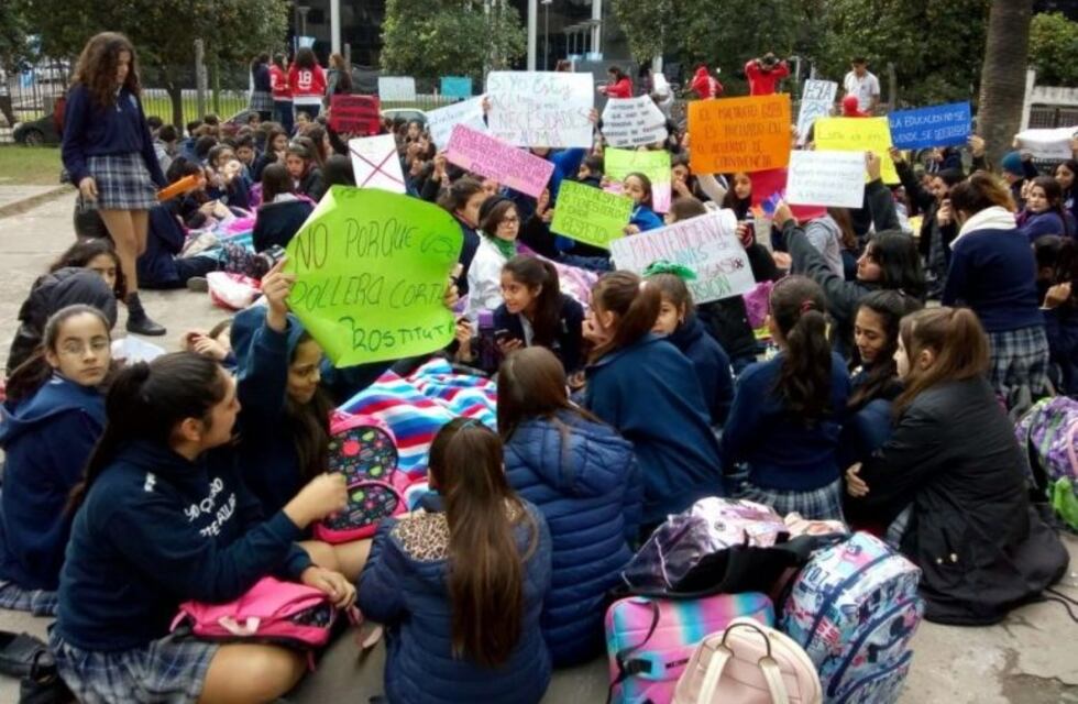 Hicieron una sentada para denunciar discriminación y maltratos de los directivos de la ESEA