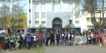 Manifestantes frente a la Municipalidad de Necochea