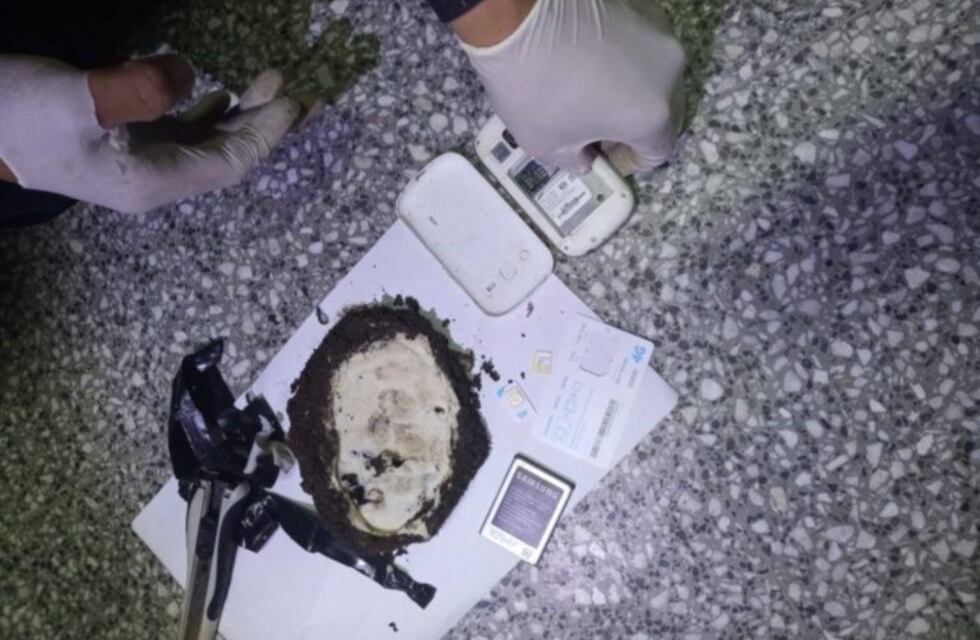 Tiraron un celular al patio interno de la comisaría. No hay responsables