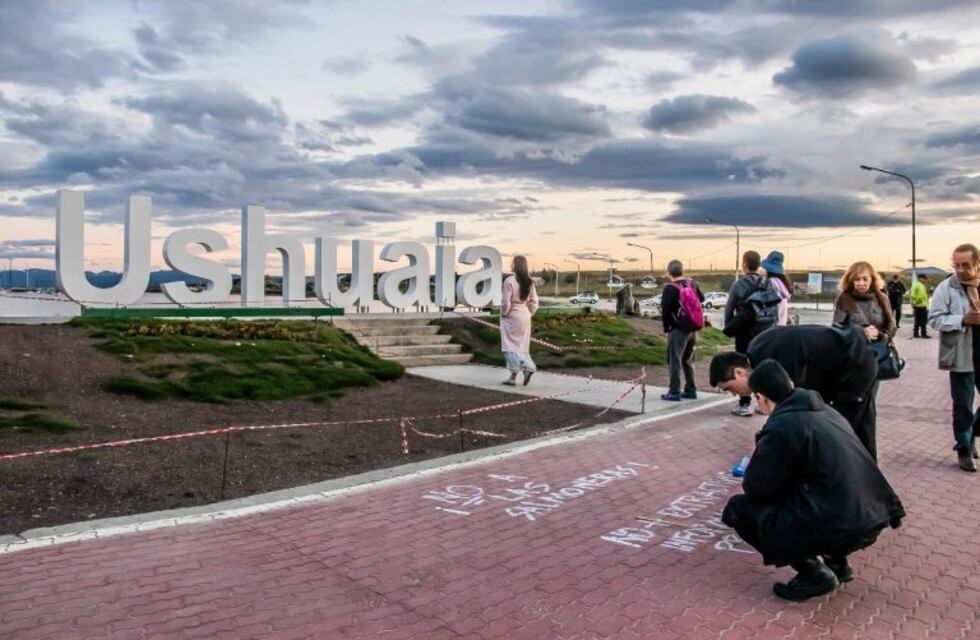 Las personas imputadas por las pintadas en el cartel de Ushuaia deberán realizar trabajo comunitario y pagar una multa
