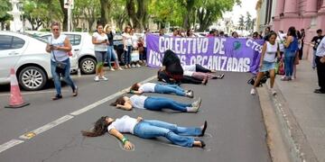 Colectivo de Mujeres Organizadas marcharon para pedir justicia por los femicidios\u002E