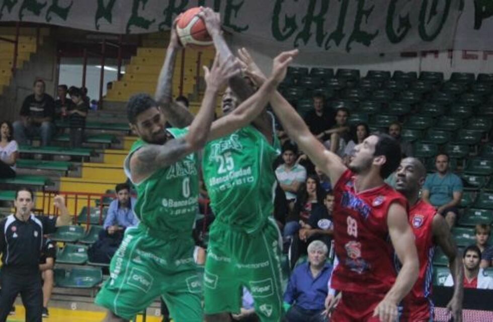 Atenas perdió con Quimsa, pero mejoró un poco