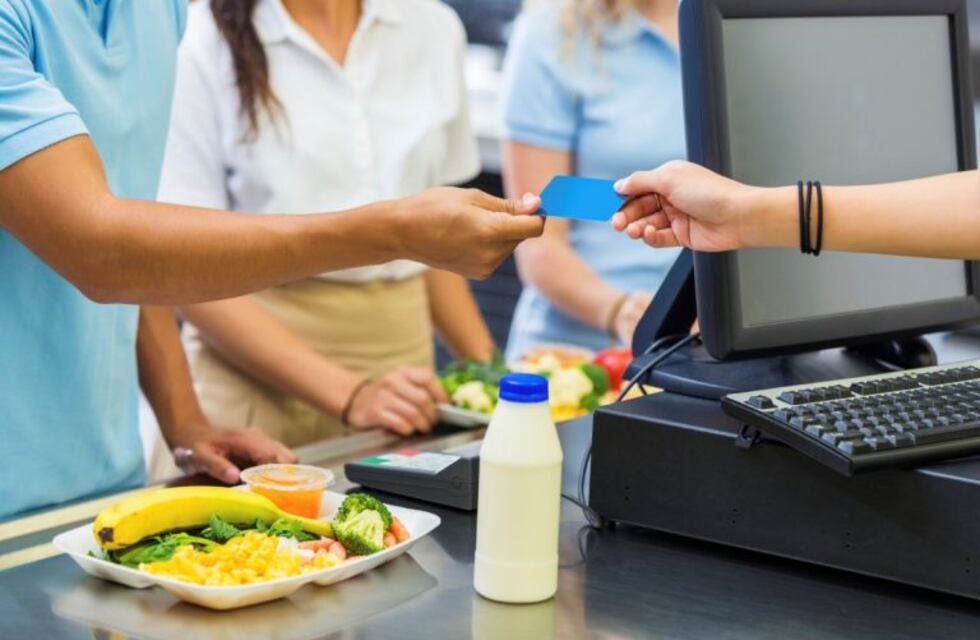 Polémica en una escuela que tiró a la basura el almuerzo de los estudiantes que tenían deuda