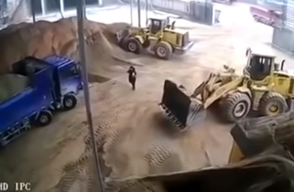 Accidente fatal: la atrapó con una excavadora y la arrojó a una trituradora