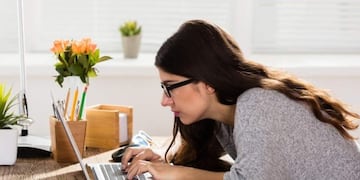 Una joven fue al baño mientras hacía una videollamada de trabajo y se volvió viral