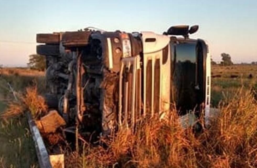 Un camión se cruzó de carril y volcó en la ruta 91