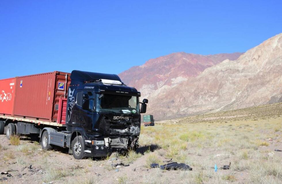 Un choque frontal entre dos camiones mantuvo cortada la ruta 7 en Uspallata