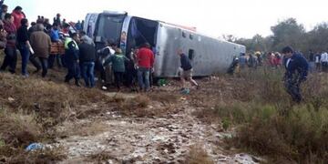 Así quedó el micro que volcó en Tucumán\u002E