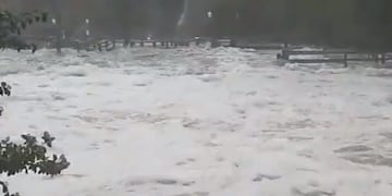 Impresionante creciente del balneario Siete Cascadas en La Falda\u002E (Captura video)