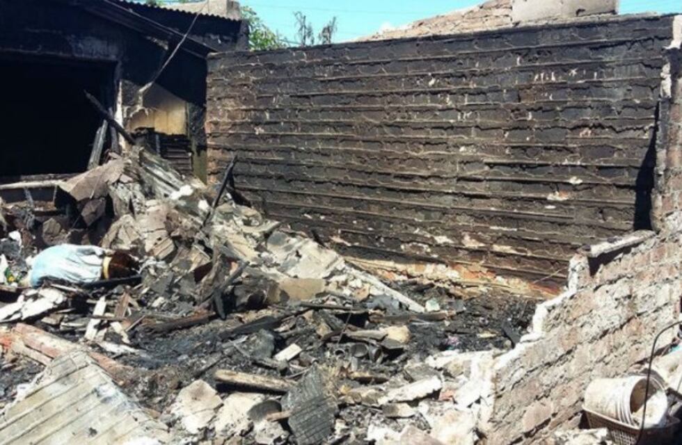 Árbol cayó sobre un tendido eléctrico, hizo chispas y arrasó con una vivienda