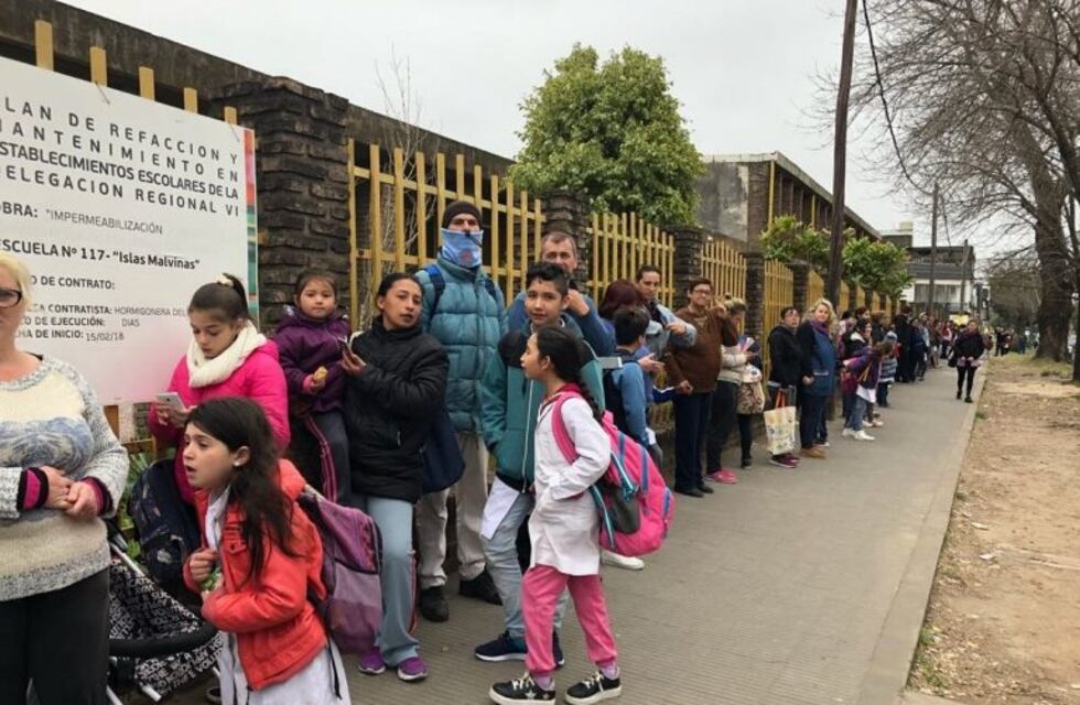Abrazo solidario a la escuela Islas Malvinas por la falta de gas