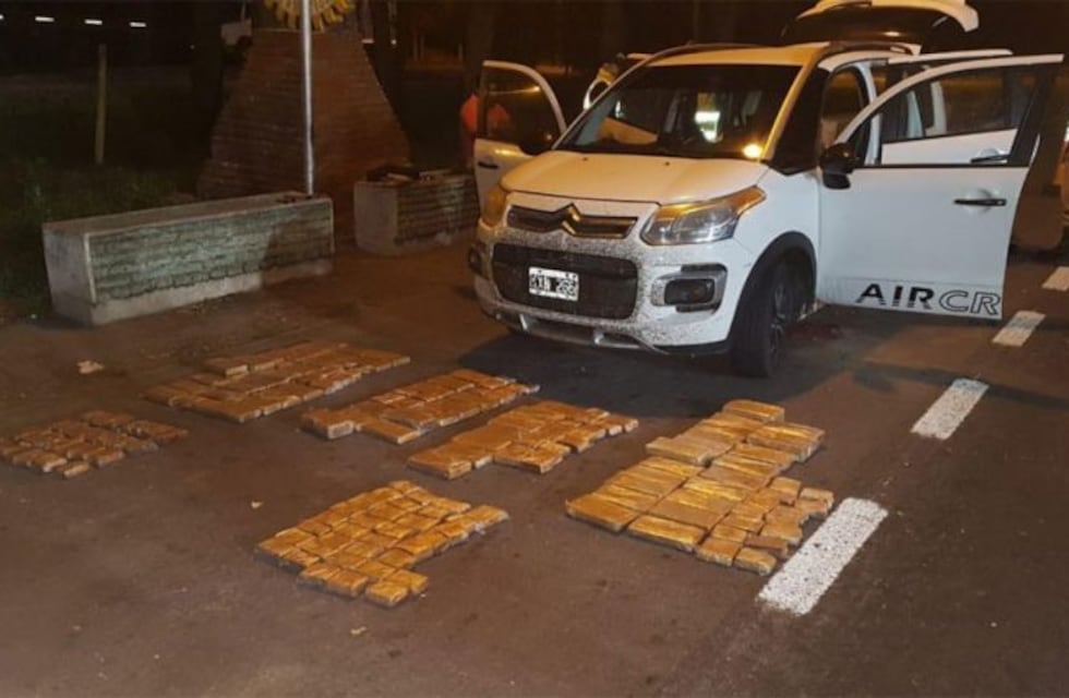 Secuestran 212 panes de marihuana y detienen a dos paraguayos en Catriló