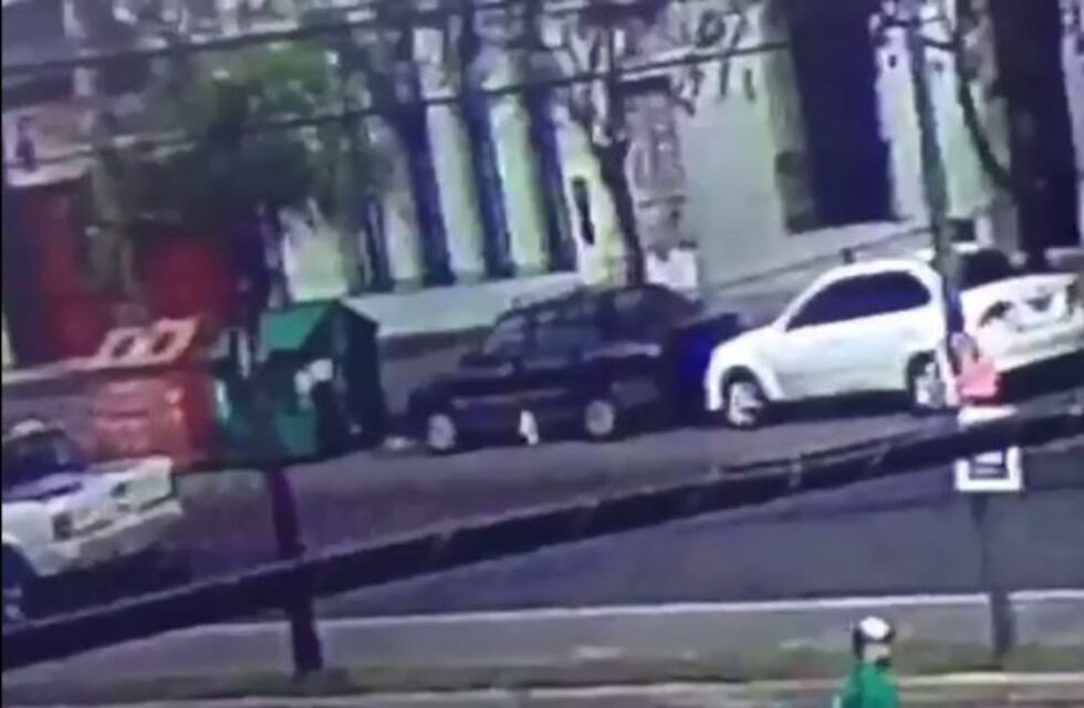 Así roban un auto en plena avenida