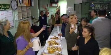 Empleados del Pami II despidieron a un camillero en un pasillo\u002E (Facebook)