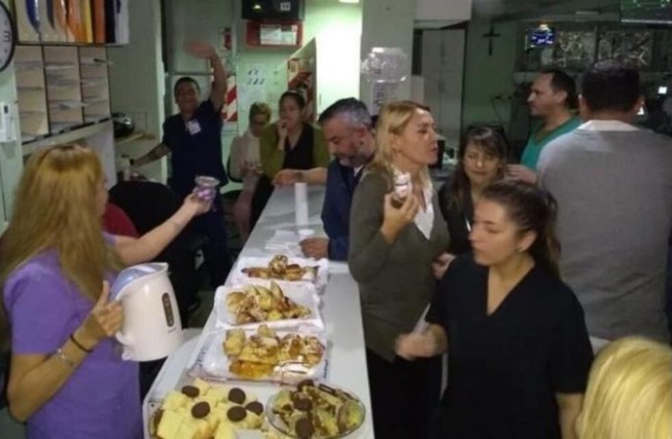 Escándalo en Pami II: a metros de los pacientes organizaron una despedida para un camillero