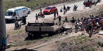 Un camión cayó desde un puente de la avenida Circunvalación de la capital tucumana (Web)\u002E