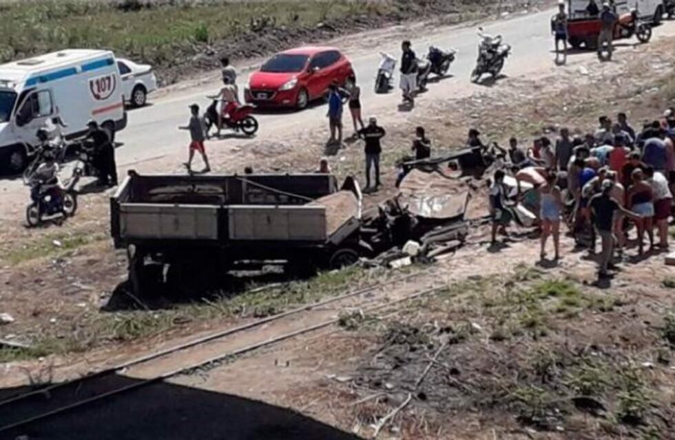 Un camión cayó desde un puente de la avenida Circunvalación de la capital tucumana