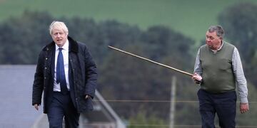 El primer ministro británico, Boris Johnson (izquierda), visita a un granjero local llamado Peter Watson (derecha) en Darnford Farm, cerca de Aberdeen en Escocia, el 6 de septiembre de 2019\u002E Crédito: Andrew Milligan / POOL / AFP\u002E