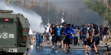 Chile: protestas y enfrentamientos en Santiago por falta de alimentos durante la cuarentena\u002E (Foto: Pablo Rojas/AFP)