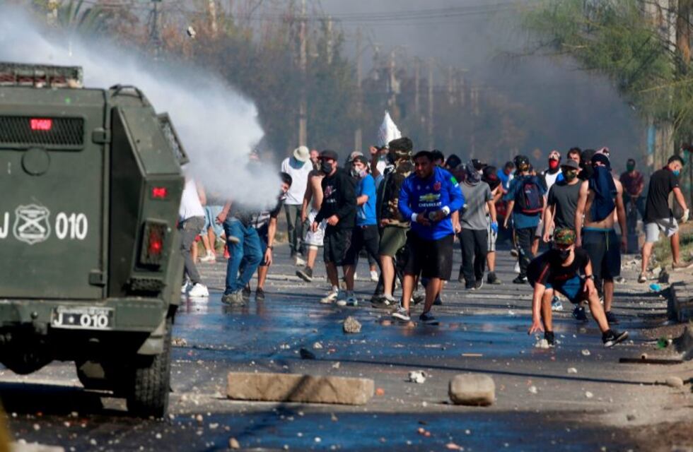 Chile: protestas y enfrentamientos en Santiago por falta de alimentos durante la cuarentena