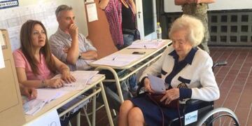 Juanita Arizu acompañada por su hijo menor\u002E