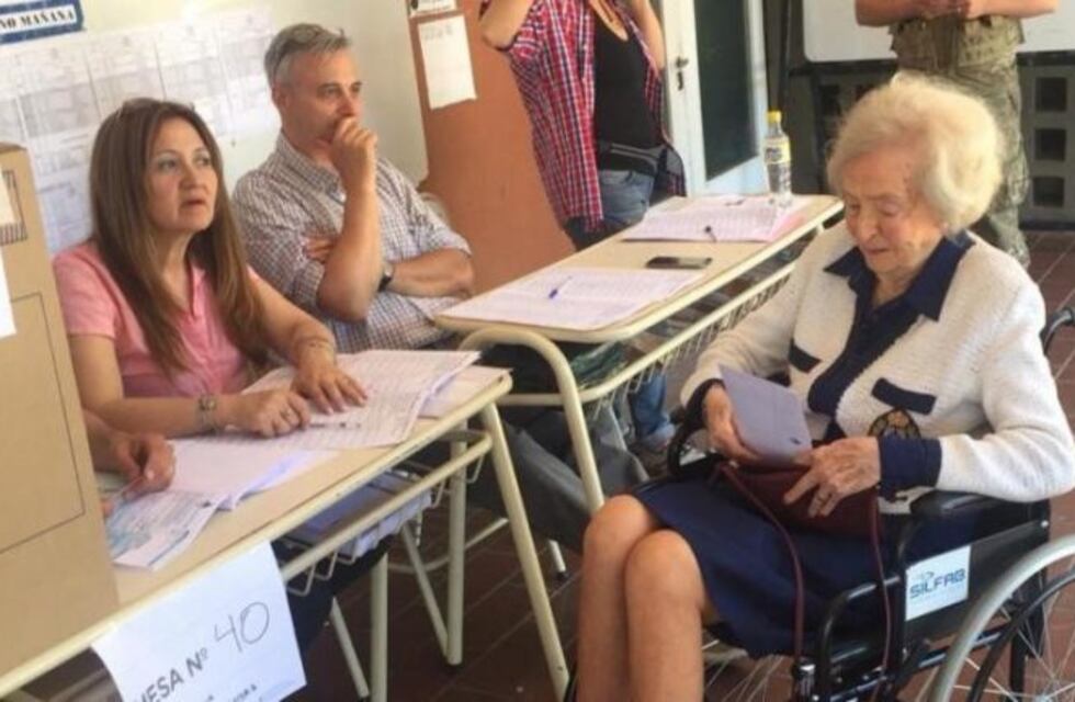 Tiene 101 años y fue una de las primeras en ir a votar
