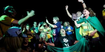 Supporters react near the house of Jair Bolsonaro (not pictured), far-right lawmaker and presidential candidate of the Social Liberal Party (PSL), during the presidential election, in Rio de Janeiro, Brazil October 7, 2018\u002E REUTERS/Pilar Olivares TPX IMAGES OF THE DAY