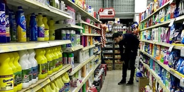 A man looks for products at a supermarket in Buenos Aires, Argentina August 31, 2018\u002E Picture taken August 31, 2018\u002E REUTERS/Marcos Brindicci ciudad de buenos aires  crisis economica y social gente comprando en supermercados