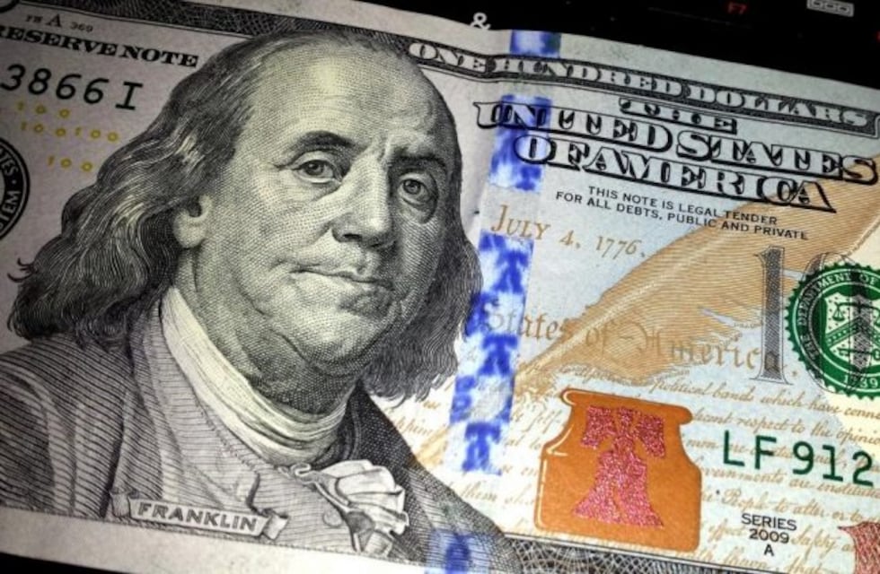 El blue sube a 74 pesos tras el anuncio de futura tasa a la compra de dólares