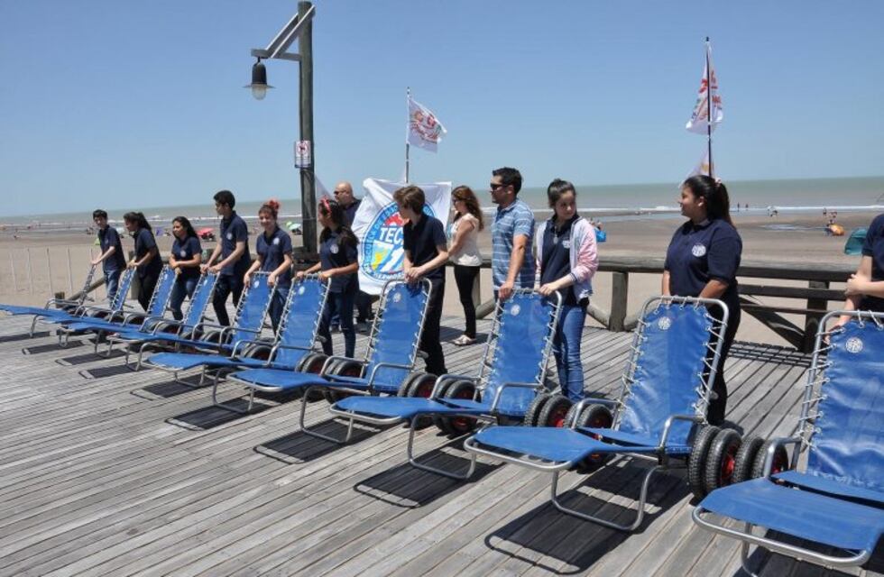 Monte Hermoso: Alumnos de la Técnica entregaron sillas anfibias de traslado