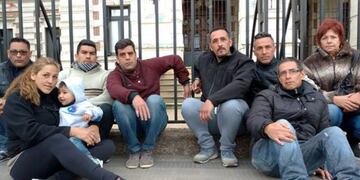 Ex empleados se encadenaron para pedir que los reincorporen al Servicio Penitenciario\u002E