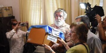 Los familiares de Carlos Enrique Tereszecuk recibieron los restos en el Juzgado Federal N° 1 de Corrientes\u002E (Foto: El Litoral)