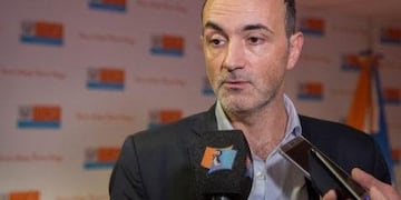 Ministro de Industria Ramiro Caballero,