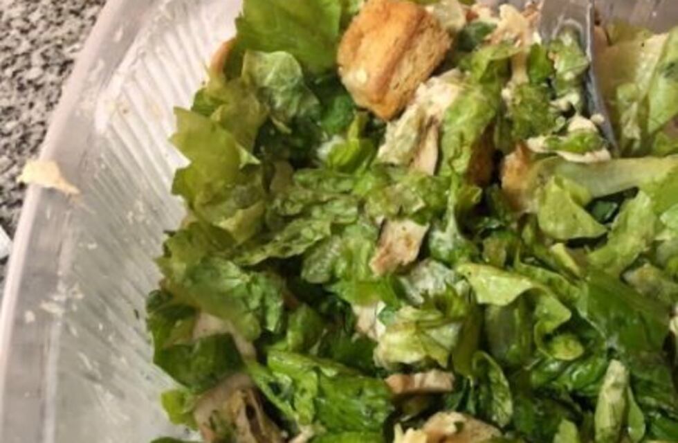 Pidió una ensalada en un reconocido restaurante y le vino con una rana