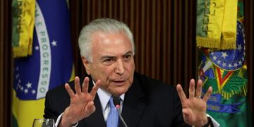 BRA18 BRASILIA (BRASIL), 05/03/2018 - Fotografía de archivo del 1 de marzo de 2018 que muestra al presidente de Brasil, Michel Temer, durante una reunión con gobernadores de varios estados del país para analizar medidas contra violencia urbana, en Brasilia (Brasil)\u002E El magistrado Luís Roberto Barroso, de la Corte Suprema de Brasil, autorizó el levantamiento del secreto bancario del presidente Michel Temer en el marco de una investigación abierta en su contra por supuesto fraude en un decreto del sector portuario, informaron hoy fuentes oficiales\u002E EFE/Joedson Alves/ARCHIVO