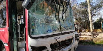 Importante choque entre dos micros en Guaymallén\u002E Fotos: Mendoza Post\u002E