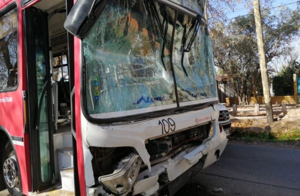 Importante choque entre dos colectivos dejó como saldo 29 pasajeros heridos