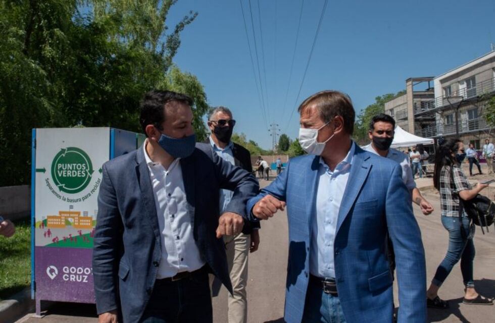 Suarez compartió en sus redes la entrega de viviendas en Godoy Cruz