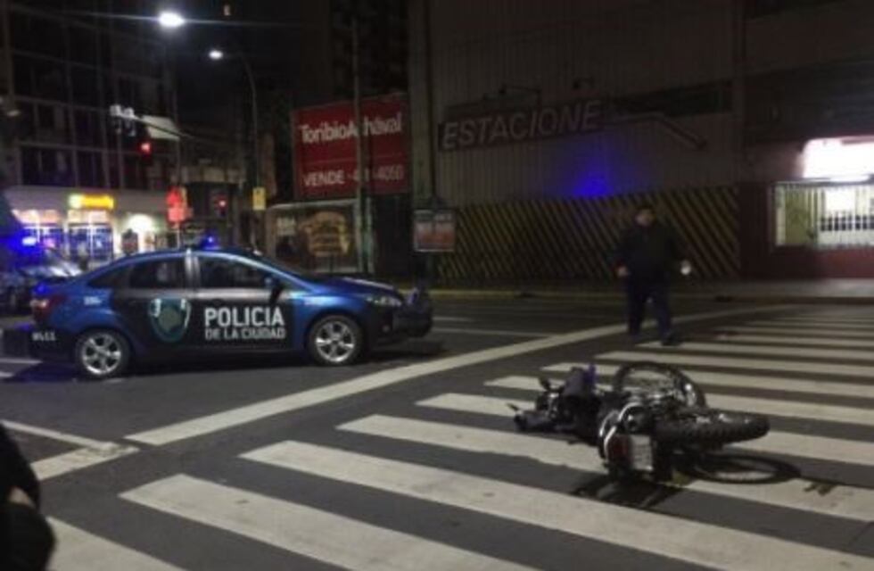 Un motociclista fue atropellado por un patrullero de la Policía de la Ciudad