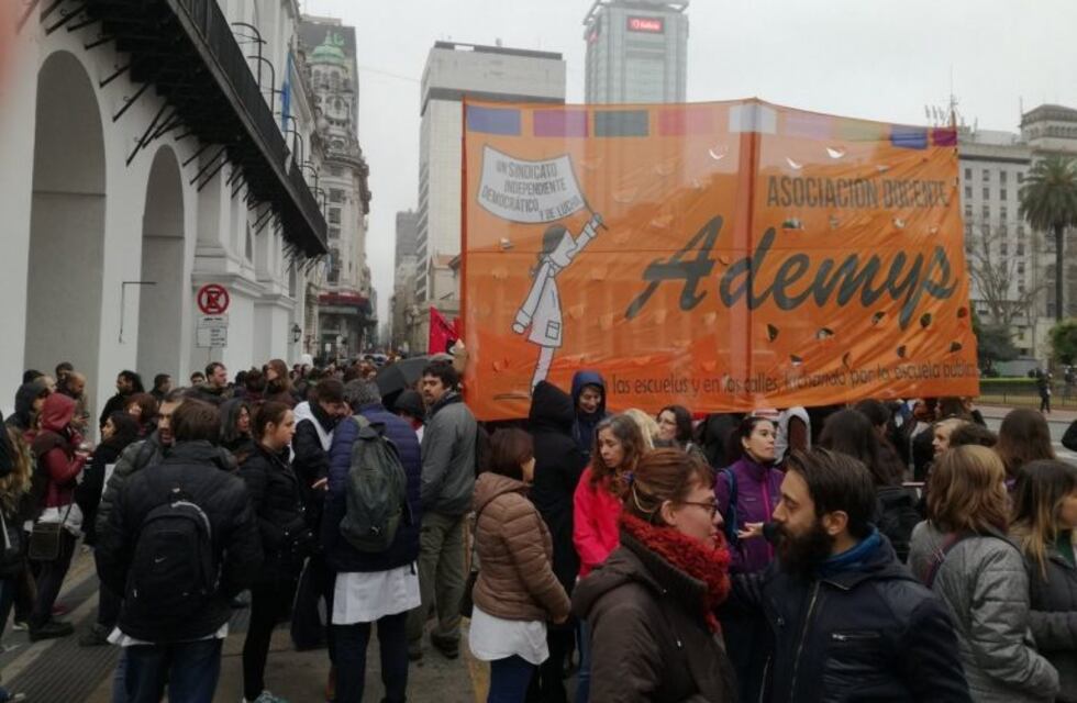 Docentes porteños realizaron un paro por 24 horas por aumentos salariales