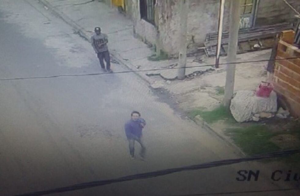 Quedó grabado el momento en que intentan destruir una cámara de seguridad