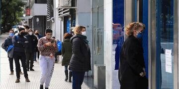 Colas en los bancos\u002E (crédito: NA)