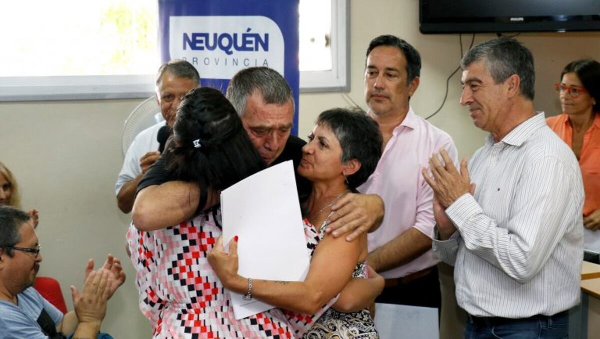 Entregaron escrituras a cincuenta familias de Neuquén