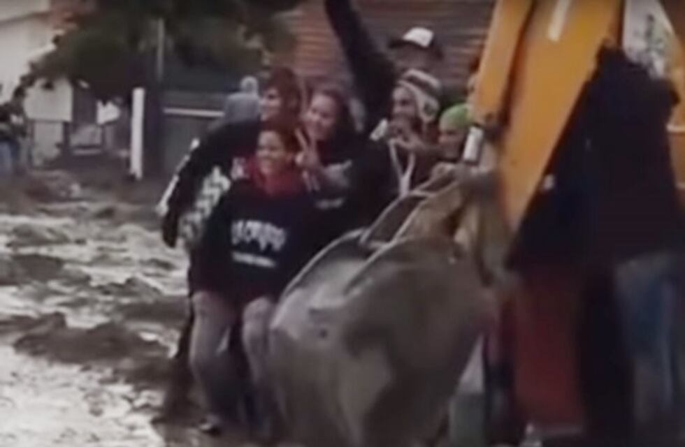 En Comodoro Rivadavia increparon a militantes de La Cámpora por fotografiarse con una excavadora