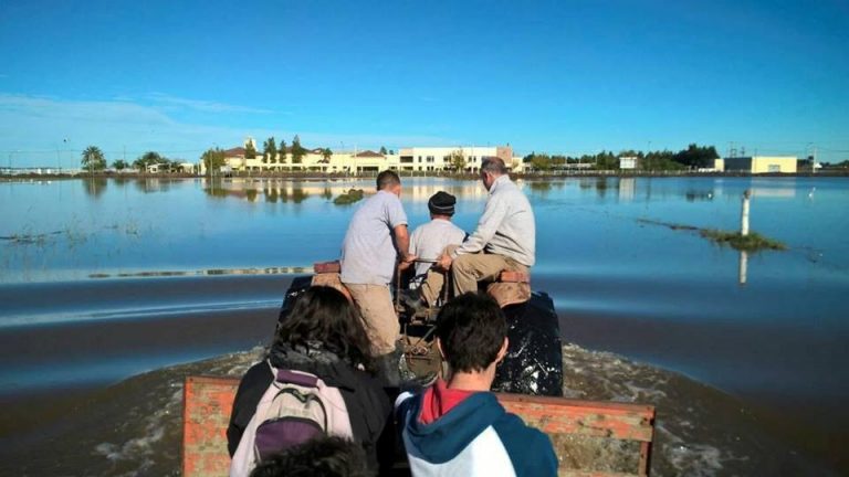 El agua entru00f3 a Melincuu00e9 y anegu00f3 parte de la localidad.