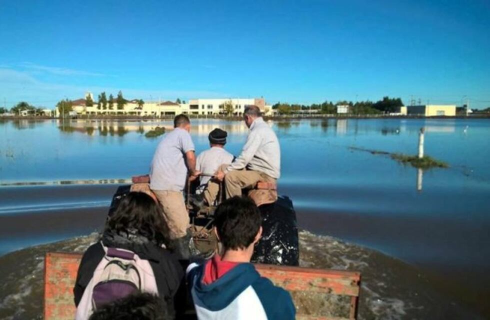 Tensión en Melincué: vecinos amenazan con aislar el pueblo si la Provincia no arregla el terraplén por donde se filtró el agua