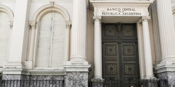 A man walks past Argentina's Central Bank, in downtown Buenos Aires, Argentina September 16, 2020\u002E REUTERS/Agustin Marcarian banco central frente