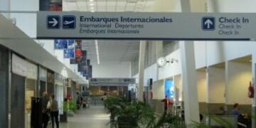 La lluvia comlicu00f3 la operatoria en el Aeropuerto de Fisherton.