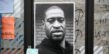 Minneapolis (United States), 29/05/2020\u002E- An image of George Floyd is on display at a makeshift memorial near the scene of the arrest of Floyd who died in police custody in Minneapolis, Minnesota USA, 29 May 2020\u002E Floyd's life was cut short after a Minneapolis police officer pinned Floyd's neck to the street for several minutes earlier in the week\u002E On 29 May, Hennepin County Attorney Mike Freeman announced third degree murder charges against the Minneapolis police officer who killed George Floyd\u002E (Protestas, Estados Unidos) EFE/EPA/CRAIG LASSIG