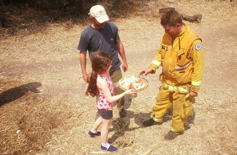Incendios en Alpa Corral: la emotiva historia detrás de la niña que le dio pizza a los bomberos